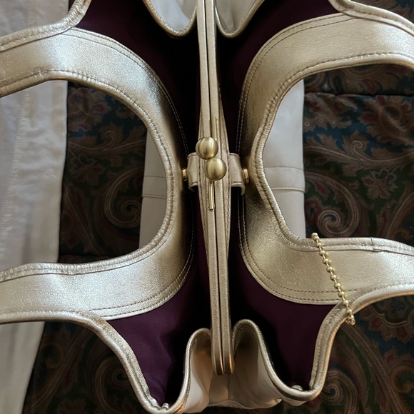 White leather coach handbag with metallic edges - Picture 5 of 10